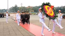 20 typical youths of public security force visit the Ho Chi Minh Mausoleum 