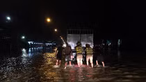 Hanoi traffic police stay up all night to help people and vehicles out of flooded area