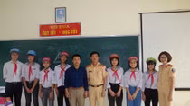 Ha Nam Police popularize traffic regulations to students at Thanh Tan Secondary School 