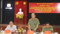 Deputy Minister Nguyen Van Thanh works with An Giang police