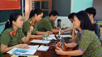 Quang Nam police issue passports for local people 