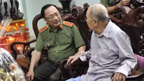 Deputy Minister Nguyen Van Thanh visits martyrs’ families and former leaders of Dak Lak Police