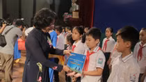 Vice President presents scholarships to studious students in Hung Yen