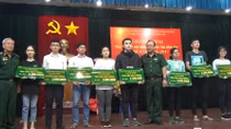 Permanent Deputy Minister Truong Hoa Binh presents 30 bicycles to needy students 