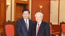 Top leader welcomes Lao PM in Hanoi