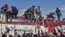 Chaos in Palu after quake as survivors deal with hunger, thirst