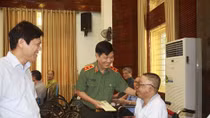 Deputy Minister Nguyen Van Son visits wounded soldiers in Bac Ninh 