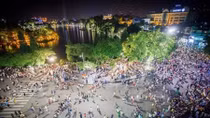 Hoan Kiem Lake walking zone draws big crowds on weekend