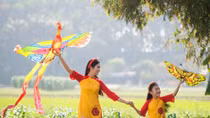 Unique combination between Ao dai and Hue art 