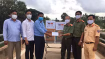 Tan Hung police offer medical supplies to Cambodian district's Svay Chrum 