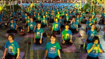 Over 1,000 people perform yoga in Hanoi 