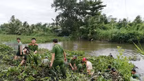 Youths of Soc Trang Police join hand to keep hometown's river clean 