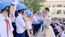 Nha Trang police popularize traffic safety regulations to students