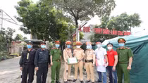 Youths of Hanoi Mobile Police join hands in fight against COVID-19 