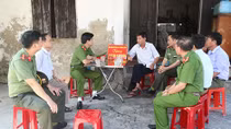 Nghe An police visits mother of female martyr Dinh Thi Vinh