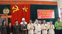Public Security Newspaper presents Tet gift to retired officers in Thai Nguyen 