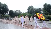 Public Security Central Party Committee visits President Ho Chi Minh Mausoleum 
