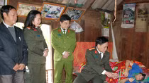 Public Security Newspaper supports needy people in Tan Lac district 