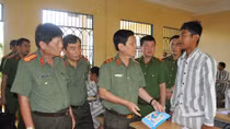 Deputy Minister Nguyen Van Son works with Long Hoa Prison 