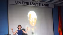 American female photographer teaches photography through General Giap’s portraits 