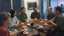 Deputy Minister Nguyen Van Son presents Tet gifts to former leaders of MPS 