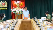 Deputy Minister Nguyen Van Son works with leaders of local police departments on COVID-19 control