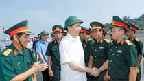 State leader visits armed forces of Nghe An province
