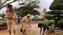 Quang Binh provincial police support people in flood-hit areas