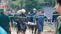 Over 300 soldiers and officers of armed forces join hands in rescue mission in Hoa Binh