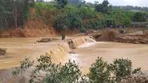 Rescue operations underway for landslide victims in Quang Nam