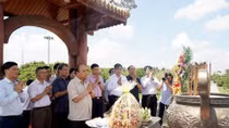 Prime Minister pays tribute to martyrs in Quang Tri