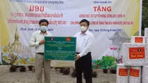 Nghe An presents Lao province with medical supplies 