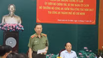 Minister To Lam works with Ho Chi Minh City Municipal Police