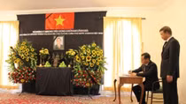 Int’l friends, overseas Vietnamese bid last farewells to former PM