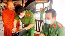 Bac Lieu local police manage to issue new ID cards to Khmer people