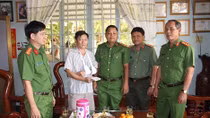 Leader of Tay Ninh Police visits and encourages injured police officer 
