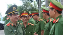 MPS leader works with staff of Phuoc Hoa and My Phuoc prisons