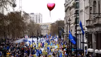 Hundreds of thousands march in London to demand new Brexit referendum