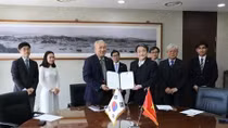 Korean university grants scholarships to Vietnamese students