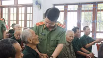 Deputy Minister Bui Van Nam visits and inquires after wounded soldiers
