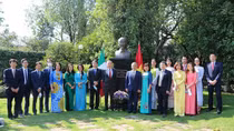 Vietnamese embassy in Mexico offers flowers at President Ho Chi Minh’s statue