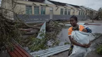Aid workers rescue more African cyclone survivors, death toll mounts