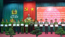 Thua Thien Hue provincial police honor outstanding officers in mass mobilization movement