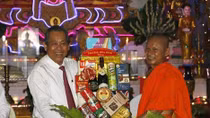 Deputy PM delivers Chol Chnam Thmay greetings in Vinh Long, Tra Vinh