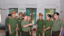 Deputy Minister Nguyen Van Son works with Thanh Ha prisoner education center