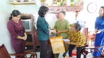 Vice State President presents gifts to policy families in Binh Phuoc