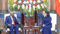 Acting President greets former Mozambican President