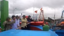 Quang Binh Police forces help local people respond to Tropical Storm Sonca