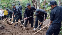Mobile Police helps local people in Quang Nam