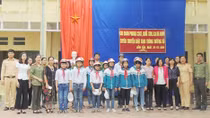 Ha Nam police present helmets to poor students